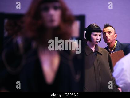 I modelli stanno per giudicare durante l'acconciatura irlandese Championsips all'hotel Double Tree by Hilton a Dublino. Foto Stock