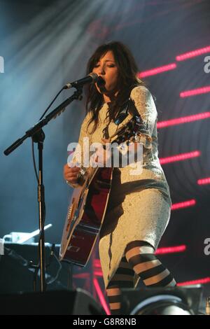 Premio Nationwide Mercury - Grosvenor House - Park Lane. KT Tunstall si esibisce durante l'annuale Nationwide Mercury Prize. Foto Stock