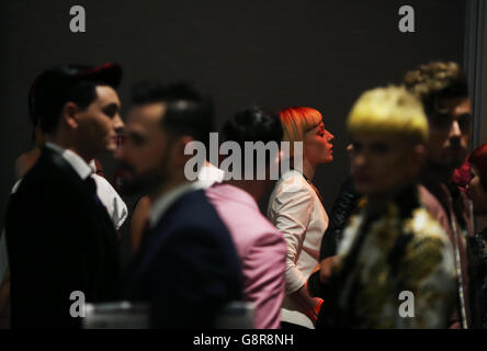 I modelli si riuniscono per la competizione durante l'acconciatura irlandese Championsips all'hotel Double Tree by Hilton di Dublino. Foto Stock