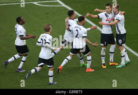 Harry Kane di Tottenham Hotspur celebra il primo gol del suo lato del gioco con i compagni di squadra Foto Stock