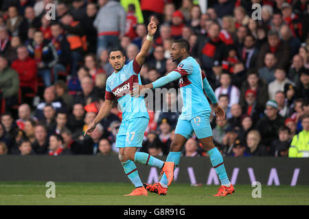 Il Dimitri Payet (a sinistra) di West Ham United celebra il primo posto Obiettivo del gioco con il compagno di squadra Pedro MBA Obiang Foto Stock