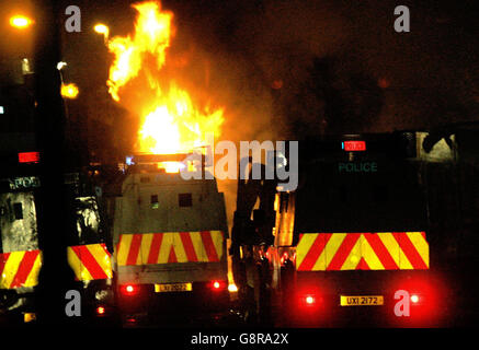 I veicoli si abbacchiano a Belfast del Nord, Irlanda del Nord Lunedi 12 settembre 2005. Stasera i fedeli bombardieri a benzina hanno attaccato una stazione di polizia di Belfast mentre la violenza è nuovamente scoppiata nelle strade della città. Le automobili sono state incendiate e le strade principali chiuse durante la terza notte di disordine. Mobs è tornato sul rampage dopo che i manifestanti hanno portato il caos di un'ora di punta sulle rotte fuori della città. Guarda la storia di PA ULSTER Violence. PREMERE ASSOCIAZIONE foto. Il credito fotografico dovrebbe essere: PA Foto Stock