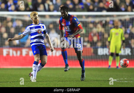 Paul McShane di Reading (a sinistra) e Emmanuel Adebayor di Crystal Palace Foto Stock