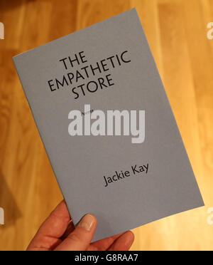 Empathic Store, un libro scritto dal nuovo Makar (poeta nazionale per la Scozia) Jackie Kay, presso la Scottish Poetry Library di Edimburgo. Foto Stock