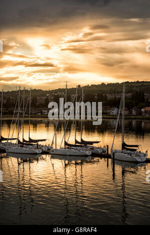 Yacht ormeggiati su un pontone a Port Solent Marina al tramonto, Hampshire REGNO UNITO Foto Stock