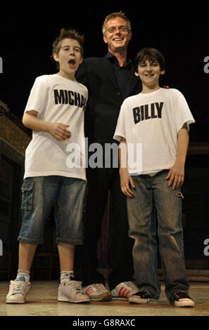 Direttore di 'Billy Elliot - The Musical', Stephen Dendry, durante una fotocellula per annunciare nuovi membri del cast che hanno aderito al musical di scena, tra cui Leon Cooke (destra, 14 anni, che suonerà Billy) e Joey Phillips (13 anni, Che suonerà il migliore amico di Billy Michael), al Victoria Palace Theatre di Londra, martedì 13 settembre 2005. PREMERE ASSOCIAZIONE foto. Il credito fotografico dovrebbe essere: Yui Mok / PA Foto Stock