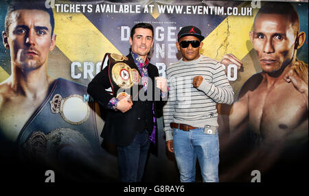 Anthony Crolla (a sinistra) con Ismael Barroso, durante la conferenza stampa al Radisson Blu Hotel, Manchester. Foto Stock