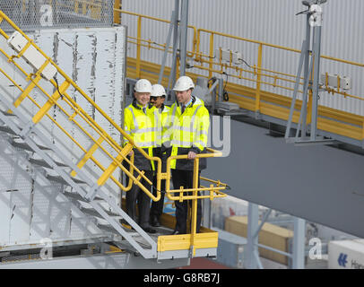 Il Duca di Cambridge (a destra) e Lord Hague (a sinistra), guardano fuori mentre si trovano su un gantry in cima ad una delle gru di container della nave, con il presidente del DP mondo Sultan Ahmed Bin Sulayem, durante una visita al DP World's London Gateway, porto dei container a Stanford-le-Hope, in Essex. Foto Stock