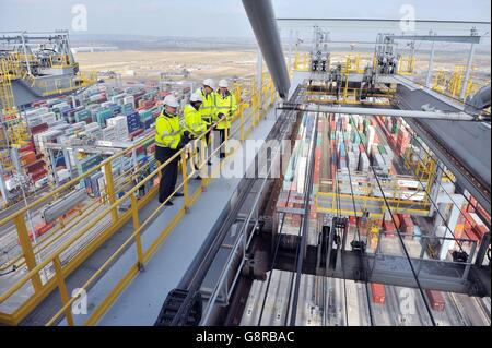 Il Duca di Cambridge (seconda a destra) guarda fuori sopra le pile di container mentre si trova su un gantry in cima a una delle gru per container, con il CEO di DP World Simon Moore (a destra), il presidente di DP World Sultan Ahmed Bin Sulayem (seconda a sinistra) e Lord Hague (a sinistra), Durante una visita al DP World's London Gateway, porto di container a Stanford-le-Hope, Essex. Foto Stock