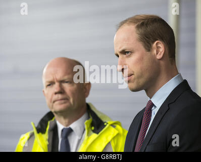 Il Duca di Cambridge e Lord Hague visitano il centro di controllo del DP World London Gateway a Stanford-le-Hope, nell'Essex, per evidenziare un accordo raggiunto per abbattere le rotte globali di traffico di fauna selvatica con il settore dei trasporti. Foto Stock