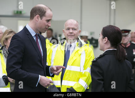 Il Duca di Cambridge e Lord Hague visitano il centro di controllo del DP World London Gateway a Stanford-le-Hope, nell'Essex, per evidenziare un accordo raggiunto per abbattere le rotte globali di traffico di fauna selvatica con il settore dei trasporti. Foto Stock