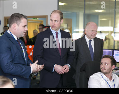 Il Duca di Cambridge e Lord Hague visitano il centro di controllo del DP World London Gateway a Stanford-le-Hope, nell'Essex, per evidenziare un accordo raggiunto per abbattere le rotte globali di traffico di fauna selvatica con il settore dei trasporti. Foto Stock