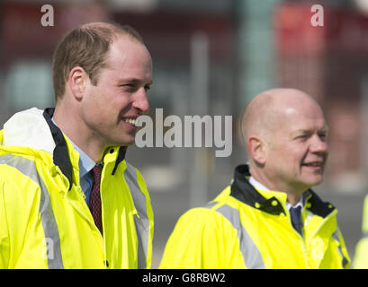 Il Duca di Cambridge e Lord Hague visitano il centro di controllo del DP World London Gateway a Stanford-le-Hope, nell'Essex, per evidenziare un accordo raggiunto per abbattere le rotte globali di traffico di fauna selvatica con il settore dei trasporti. Foto Stock