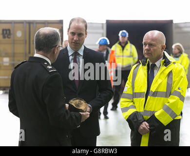 Il Duca di Cambridge e Lord Hague visitano il London Gateway di DP World a Stanford-le-Hope, nell'Essex, per evidenziare un accordo raggiunto per abbattere le rotte globali di traffico di fauna selvatica con il settore dei trasporti. Foto Stock