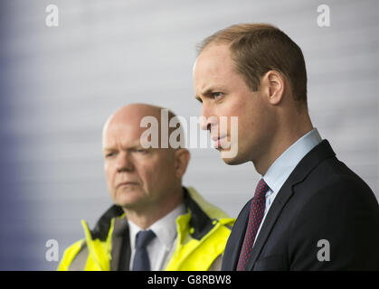 Il Duca di Cambridge e Lord Hague visitano il centro di controllo del DP World London Gateway a Stanford-le-Hope, nell'Essex, per evidenziare un accordo raggiunto per abbattere le rotte globali di traffico di fauna selvatica con il settore dei trasporti. Foto Stock