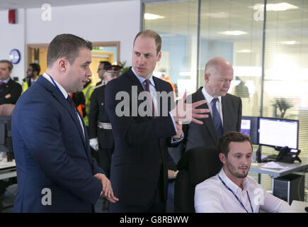 Il Duca di Cambridge e Lord Hague visitano il centro di controllo del DP World London Gateway a Stanford-le-Hope, nell'Essex, per evidenziare un accordo raggiunto per abbattere le rotte globali di traffico di fauna selvatica con il settore dei trasporti. Foto Stock