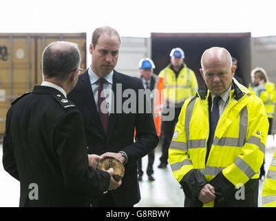 Il Duca di Cambridge e Lord Hague visitano il centro di controllo del DP World London Gateway a Stanford-le-Hope, nell'Essex, per evidenziare un accordo raggiunto per abbattere le rotte globali di traffico di fauna selvatica con il settore dei trasporti. Foto Stock