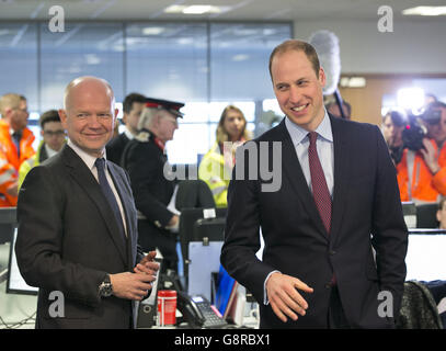 Il Duca di Cambridge e Lord Hague visitano il centro di controllo del DP World London Gateway a Stanford-le-Hope, nell'Essex, per evidenziare un accordo raggiunto per abbattere le rotte globali di traffico di fauna selvatica con il settore dei trasporti. Foto Stock