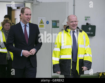 Il Duca di Cambridge e Lord Hague visitano il centro di controllo del DP World London Gateway a Stanford-le-Hope, nell'Essex, per evidenziare un accordo raggiunto per abbattere le rotte globali di traffico di fauna selvatica con il settore dei trasporti. Foto Stock