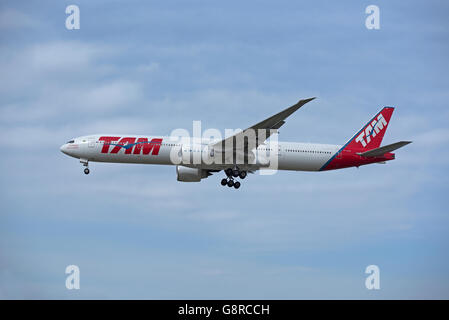 Il brasiliano Boeing 777-32WER del TAM Linhas Aereas registrazione PT-MUG arrivando all'Aeroporto di Londra Heathrow. SCO 10.485 Foto Stock