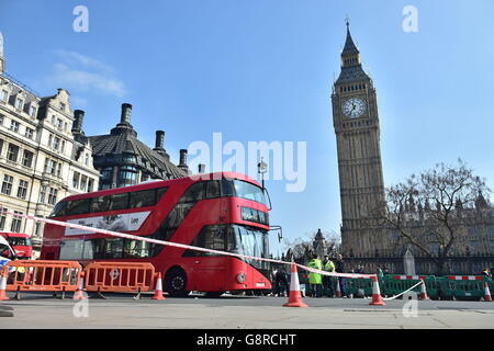 Ufficiali di polizia sulla scena di Parliament Square, nel centro di Londra dopo un incidente stradale che ha coinvolto un autobus. Foto Stock