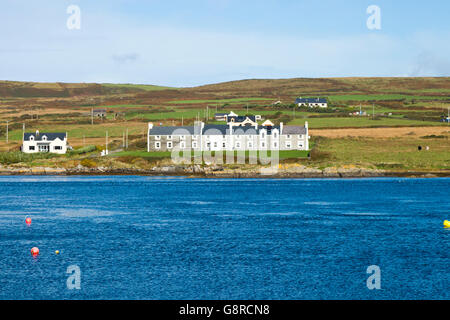 Case sul litorale di Valentia isola di fronte al porto di Portmagee nella Contea di Kerry Irlanda, Europa. Foto Stock