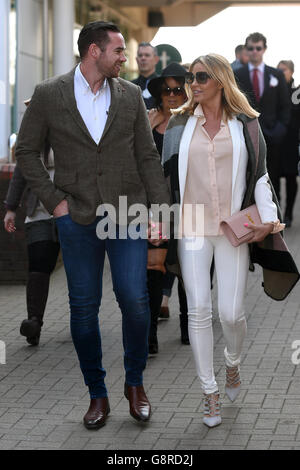 Kieran Hayler (a sinistra) e Katie Price durante il Giovedi di San Patrizio del Cheltenham Festival 2016 all'Ippodromo di Cheltenham. Foto Stock