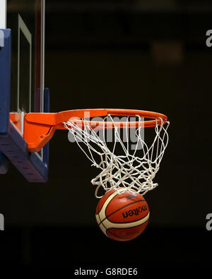 Great Britain Women / Montenegro Women - EuroBasket Women 2017 - Qualifying Group C - Belle Vue Leisure Centre. Una vista generale di un basket e di un cerchio Foto Stock