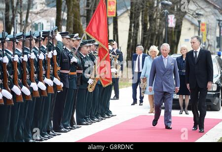 Il Principe di Galles ispeziona una guardia d'onore con il Presidente Vujanovic (a destra) mentre la duchessa della Cornovaglia e la moglie del Presidente Svetlana Vujanovic (a destra) seguono dietro al Palazzo del Presidente a Cetinje in Montenegro, il quinto giorno del loro tour di sei giorni nei Balcani. Foto Stock