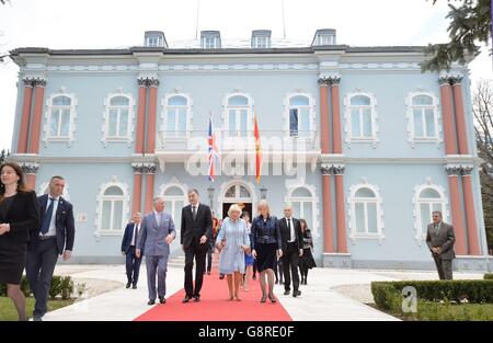 (Sinistra-destra) il Principe di Galles, il Presidente Vujanovic, la duchessa di Cornovaglia, e Svetlana Vujanovic al Palazzo del Presidente di Cetinje in Montenegro, il quinto giorno del loro tour di sei giorni nei Balcani. Foto Stock