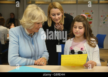 La Duchessa di Cornovaglia ascolta Sofia, 10 anni, lesse una lettera di ringraziamento al centro UNICEF di Podgorica, Montenegro, il quinto giorno di lei e il viaggio di sei giorni del Principe di Galles nei Balcani. Foto Stock