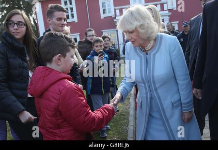 La Duchessa di Cornovaglia saluta i locali dopo aver visitato l'Accademia di Musica dell'Università del Montenegro a Cetinje, Montenegro, il quinto giorno di lei e il tour di sei giorni del Principe di Galles nei Balcani. Foto Stock