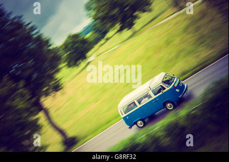 Bus VW Classic Car su strada Foto Stock