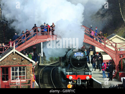 Il Flying Scotsman passa attraverso la stazione di Goathland, resa famosa nella serie televisiva Heartbeat, nel North York Moors National Park, sulla sua strada da Grosmont a Pickering il suo primo giorno sulla North Yorks Moors Railway. Foto Stock