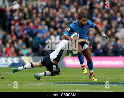 Il francese Virimi Vakatawa (a destra) viene affrontato dal scozzese Duncan Taylor durante la partita RBS Six Nations del 2016 allo stadio BT Murrayfield di Edimburgo. Foto Stock