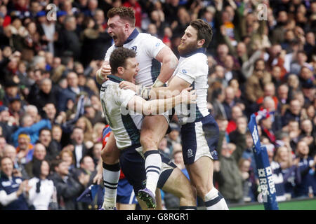 Il Duncan Taylor (a sinistra) della Scozia celebra il secondo tentativo del suo fianco con i compagni di squadra Stuart Hogg e Tommy Seymour (a destra) durante la partita RBS Six Nations 2016 al BT Murrayfield Stadium di Edimburgo. Foto Stock