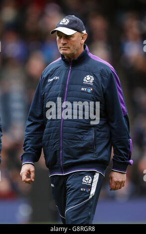 Scotland Head Coach Vern Cotter durante la partita dei sei Paesi del 2016 al BT Murrayfield Stadium di Edimburgo. PREMERE ASSOCIAZIONE foto. Data immagine: Domenica 13 marzo 2016. Vedi la storia della PA RUGBYU Scozia. Il credito fotografico dovrebbe essere: David Davies/PA Wire. RESTRIZIONI: , Nessun uso commerciale senza previa autorizzazione, si prega di contattare PA Images per ulteriori informazioni: Tel: +44 (0) 115 8447447. Foto Stock