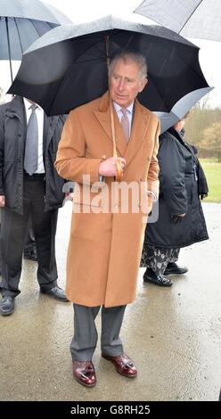 Il Principe di Galles si erge sotto un ombrello durante la visita alle zone umide di Kopacki Rit nei pressi di Osijek, nella Croazia orientale, il secondo giorno del suo tour dei Balcani. Foto Stock