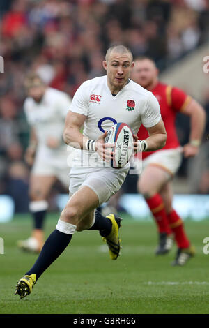 Mike Brown in Inghilterra durante la partita RBS Six Nations del 2016 al Twickenham Stadium di Londra. Foto Stock