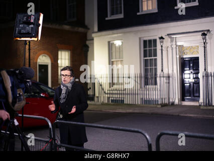 Il giornalista politico dell'ITV Robert Peston ha girato un pezzo per la fotocamera fuori dal n. 11 Downing St, Londra, alla vigilia del bilancio. Foto Stock