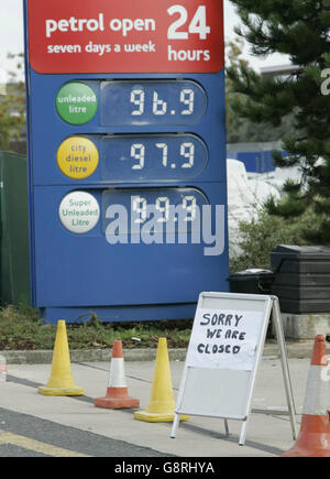 Un cartello chiuso blocca oggi l'ingresso al piazzale di una stazione di rifornimento Tesco a Manchester, in quanto l'acquisto di panico porta a carenze di carburante prima delle proteste proposte per il carburante. Il Cancelliere Gordon Brown oggi, martedì 13 settembre 2005, ha chiesto uno "sforzo concertato” da parte dei paesi produttori di petrolio per ridurre i prezzi. Il suo discorso al TUC di Brighton è arrivato alla vigilia della protesta prevista per l'imposta sul carburante. Molte stazioni di benzina hanno segnalato il panico di massa che compra con il timore di una mancanza di combustibile. Vedere alimentazione politica PA. Premere Associazione foto. Il credito fotografico deve essere: Phil Noble/PA Foto Stock