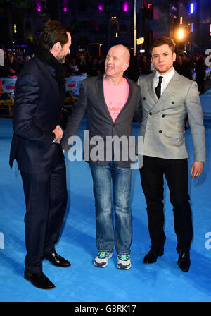 (Da sinistra a destra) Hugh Jackman, Eddie 'The Eagle' Edwards e Taron Egerton frequentando la Premiere europea di Eddie the Eagle tenutasi all'Odeon Cinema di Leicester Square, Londra. PREMERE ASSOCIAZIONE foto. Data foto: Giovedì 17 marzo 2016. Vedi la storia di PA SHOWBIZ Eagle. Il credito fotografico deve essere: Ian West/PA Wire Foto Stock