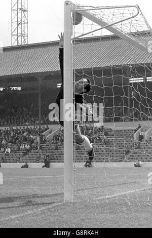 Il portiere della Germania occidentale Hans Tilkowski fa risparmiare un'immersione fantastica Foto Stock