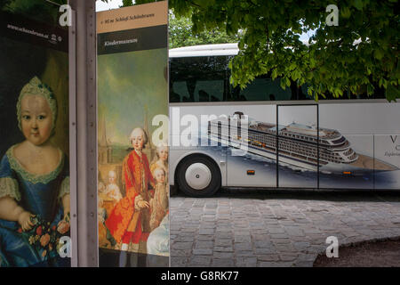 Royal volti da un vecchio impero con tre anni di Maria Teresa e un ritratto di alcuni dei suoi 16 bambini (incl Maria Antonietta) con una moderna Austria al di fuori di Schloss Schonbrunn Palace) il 27 giugno 2016, a Vienna, Austria. La linea di crociera immagine è per la Viking Line il cui i turisti sono all'interno del vicino royal apartments. Maria Teresa Walburga Amalia Christina (1717-1780) era il solo dominatore femmina dei domini degli Asburgo e l'ultimo della Casa degli Asburgo. Foto Stock