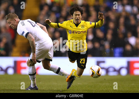 Shinji Kagawa di Dortmund (a destra) affronta una sfida da Tottenham Hotspur's Toby Alderweireld Foto Stock