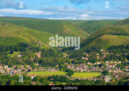 La città di Church Stretton e cardatura Mill Valley visto dalla pietra Gaer in Sud Shropshire, Inghilterra, Regno Unito. Foto Stock