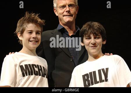 Il regista Stephen Daldry, annuncia nuovi membri del cast che hanno aderito al musical di scena, tra cui Leon Cooke (a destra, 14 anni, che suonerà Billy) e Joey Phillips (13 anni, che suonerà il migliore amico di Billy Michael). Foto Stock