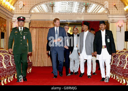 Il principe Harry prima di incontrare il presidente del Nepal Bidya Devi Bhanari a Rashtrapati Bhavan (Palazzo Presidenziale) a Kathmandu, durante il secondo giorno del suo tour in Nepal. Foto Stock