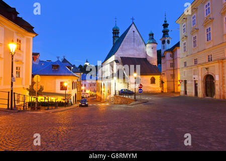 Town Hall e una chiesa nella città vecchia di Banska Stiavnica, Slovacchia. Foto Stock
