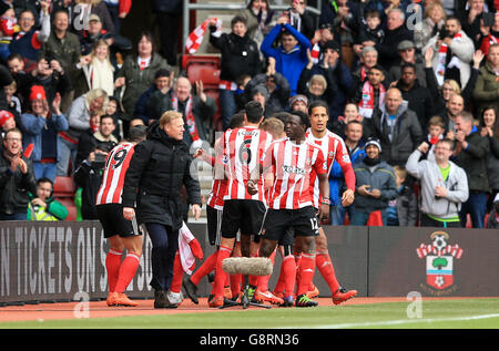 Il Sadio Mane di Southampton festeggia il terzo gol del suo fianco con i suoi compagni di squadra durante la partita Barclays Premier League al St Mary's Stadium di Southampton. Foto Stock